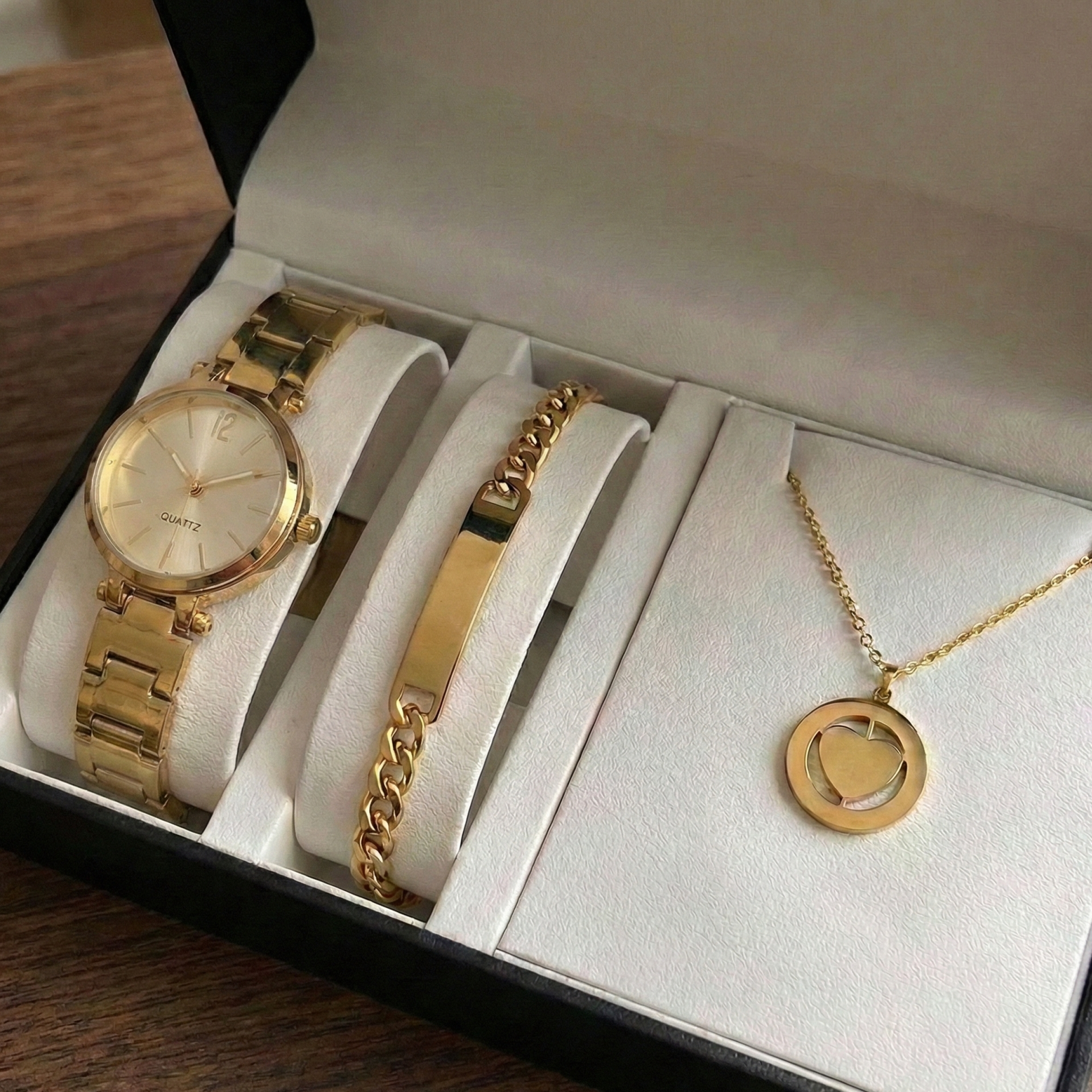 מארז תכשיטים לאישה - שעון + צמיד + שרשרת