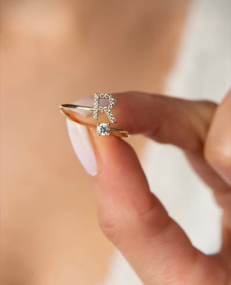 הטבעת הויראלית - עם אות השם שלך בעיצוב אישי - Pura Vida