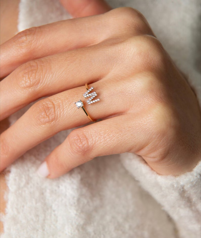 הטבעת הויראלית - עם אות השם שלך בעיצוב אישי - Pura Vida