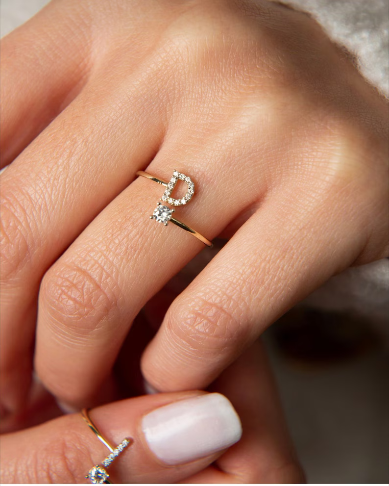 הטבעת הויראלית - עם אות השם שלך בעיצוב אישי - Pura Vida